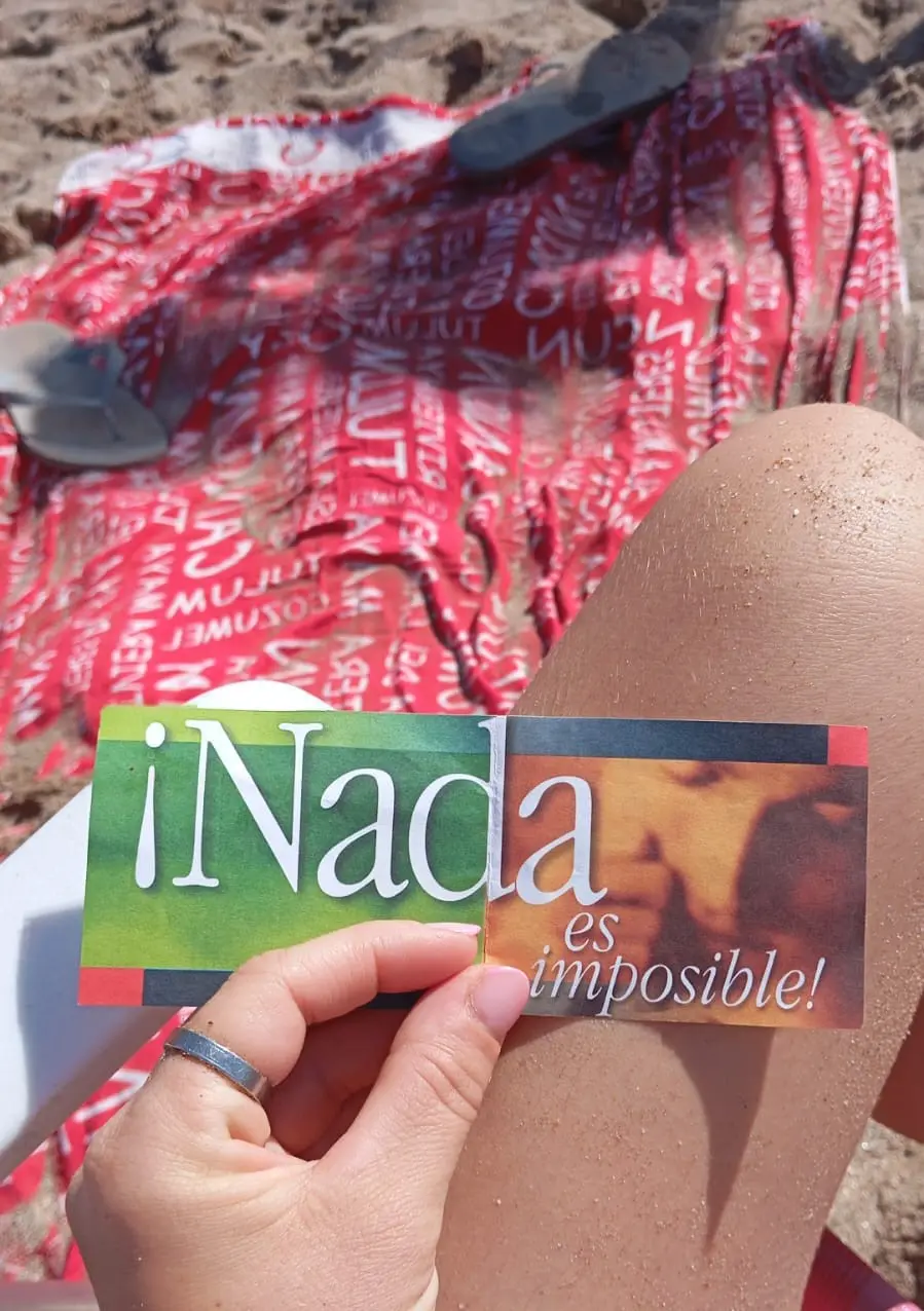 Papel con el mensaje Nada es imposible recibido en la playa